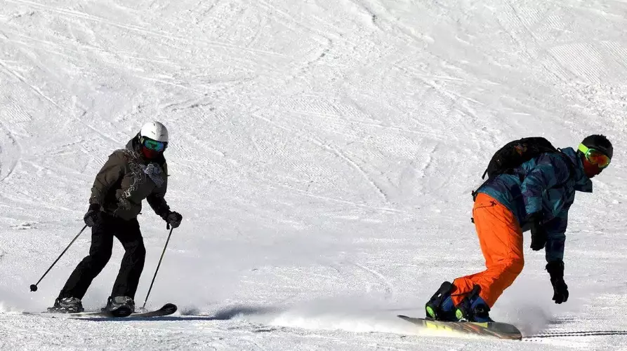 snowboarding vs skiing